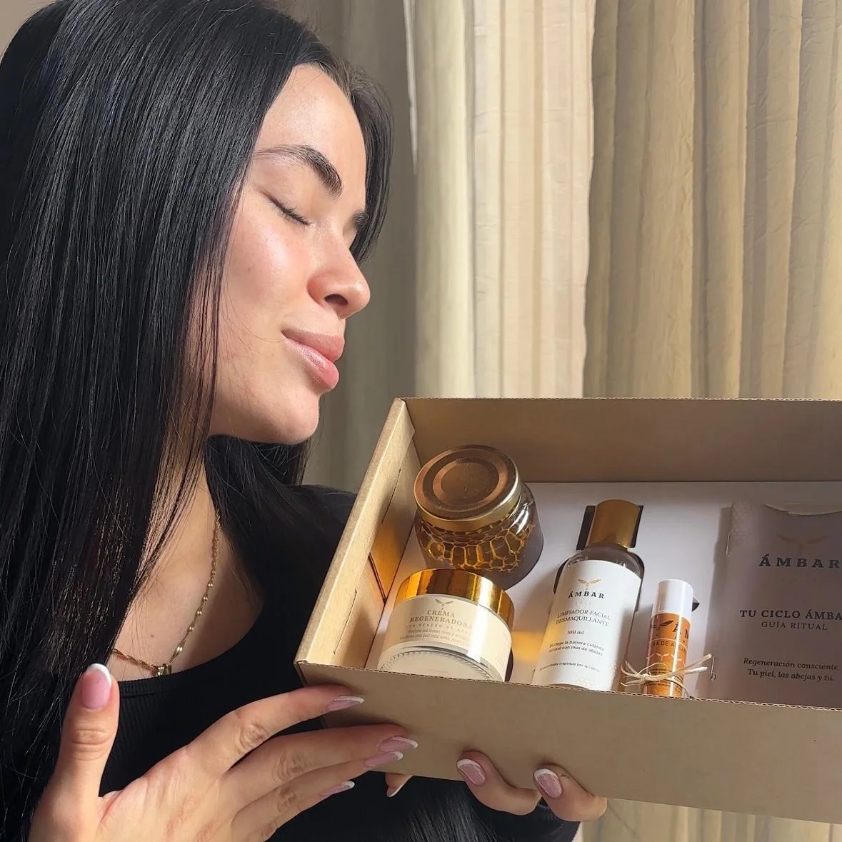 Mujer con crema Ámbar Apis